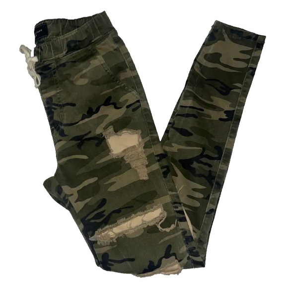 Akira Black Label Chicago distressed classic camo pocketed drawstring joggers - Picture 3 of 12